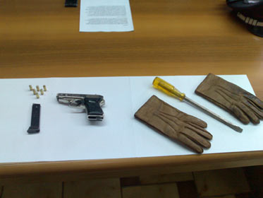 La pistola e il cacciative utilizzato per entrare in casa.