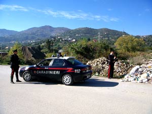I Carabinieri di Patti mostrano dei rifiuti lungo il torrente Timeto.