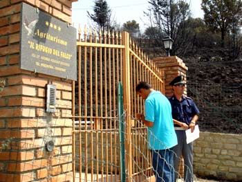 Le forze dell'ordine mettono i sigilli al cancello di ingresso alla struttura.