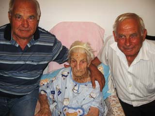 Maria Sottile insieme ai figli Carmelo e Pasquale Maria Sottile insieme ai figli Carmelo e Pasquale