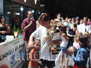 Nunziella Cangemi con il trofeo vinto Nunziella Cangemi con il trofeo vinto
