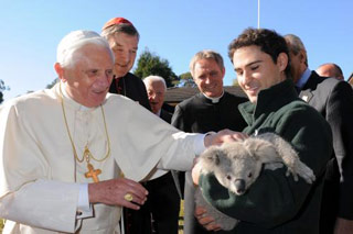 Benedetto XVI° accarezza un koala. Benedetto XVI° accarezza un koala.