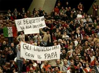 La solidarietà dei giovani al Papa