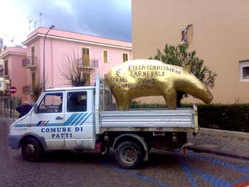 Il tapiro sul camion del comune